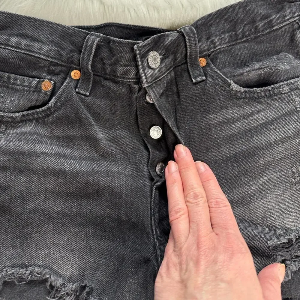 Levis trashed black